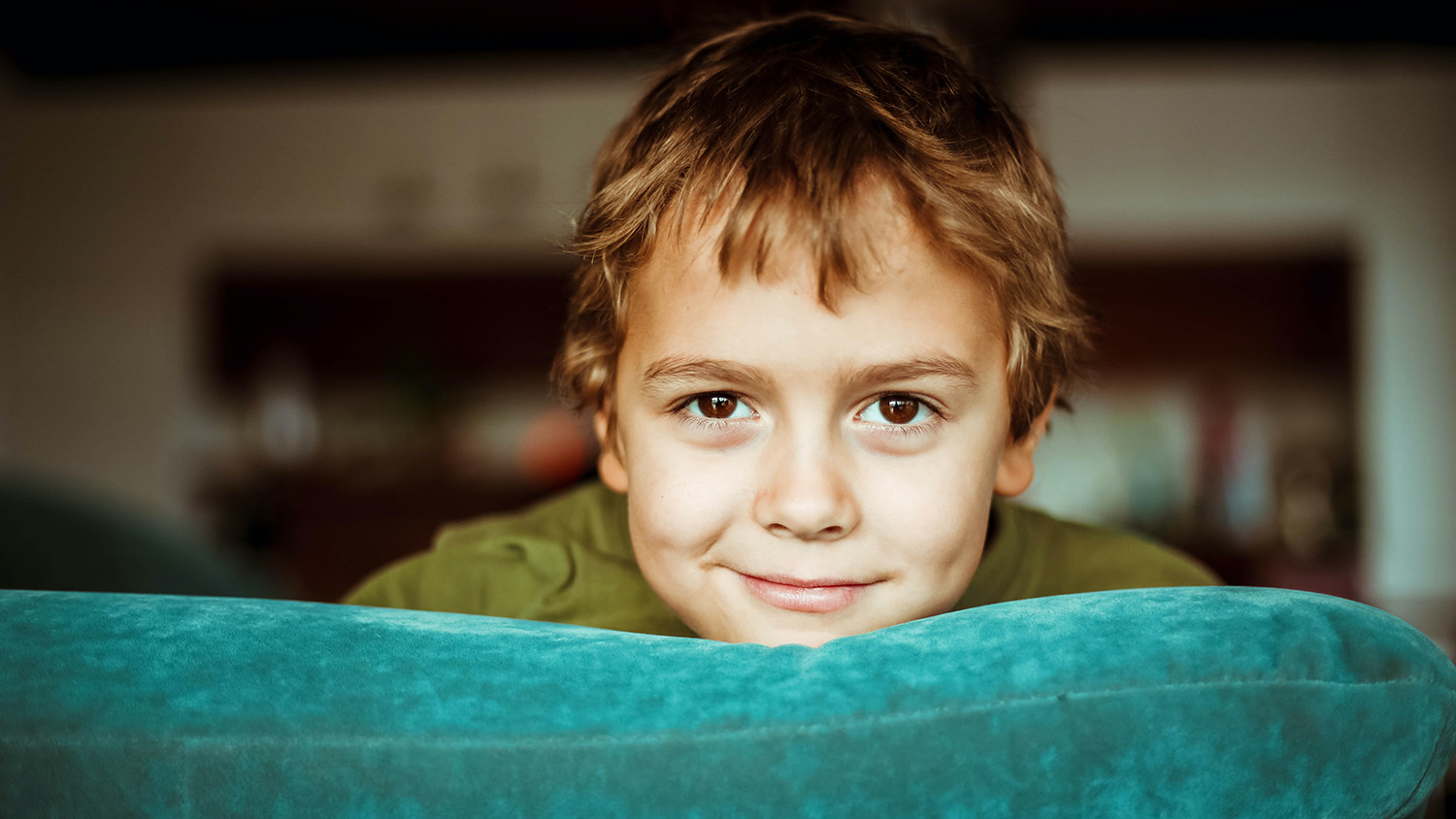 Ce père utilise des “laisses” pour sortir avec ses enfants et